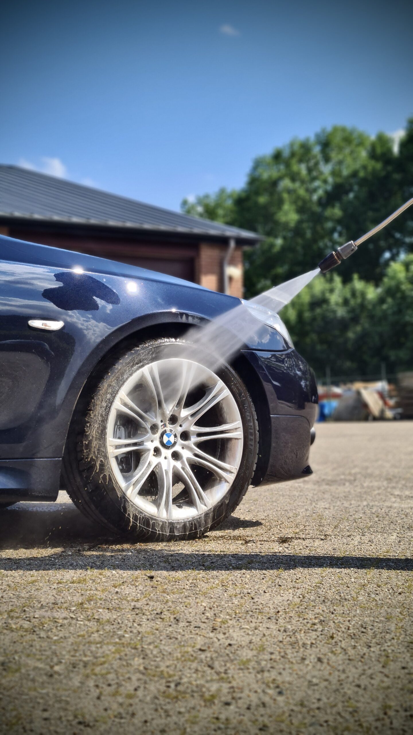 REINIG EN DROOG HET OPPERVLAK